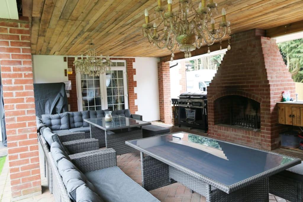 Hen & Stag Retreat Weekend Stay Sleeps 10 To 30 Thetford Exterior photo